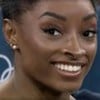 Simone Biles sorri em transmissão ao vivo no SporTV