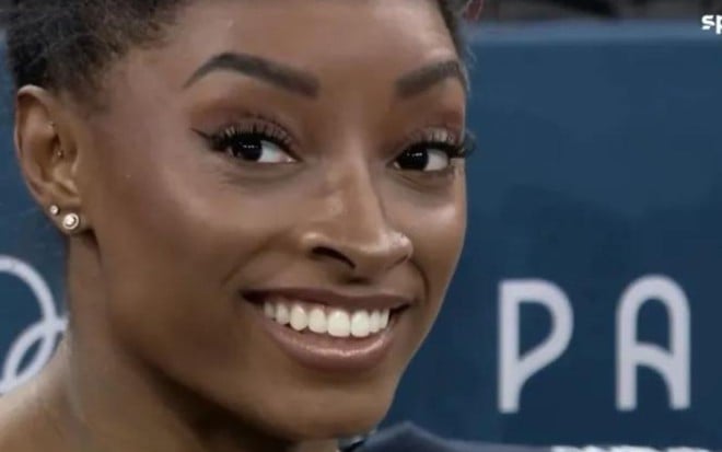 Simone Biles sorri em transmissão ao vivo no SporTV