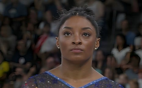 Simone Biles com expressão de decepção