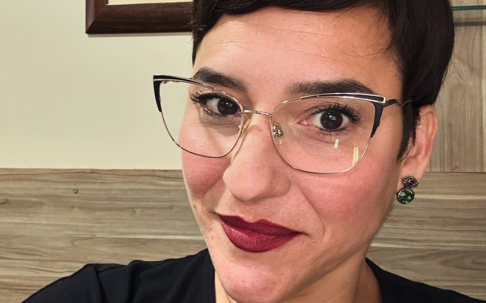 Simone Gutierrez de óculos e batom vermelho em foto postada no Instagram