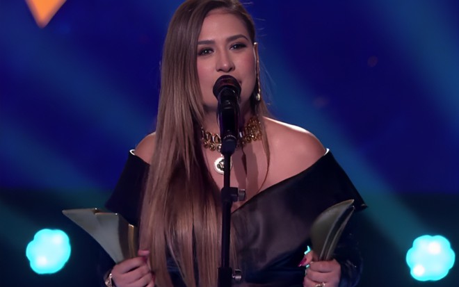 Simone Mendes segura dois Prêmios Multishow nas mãos, em transmissão na Globo