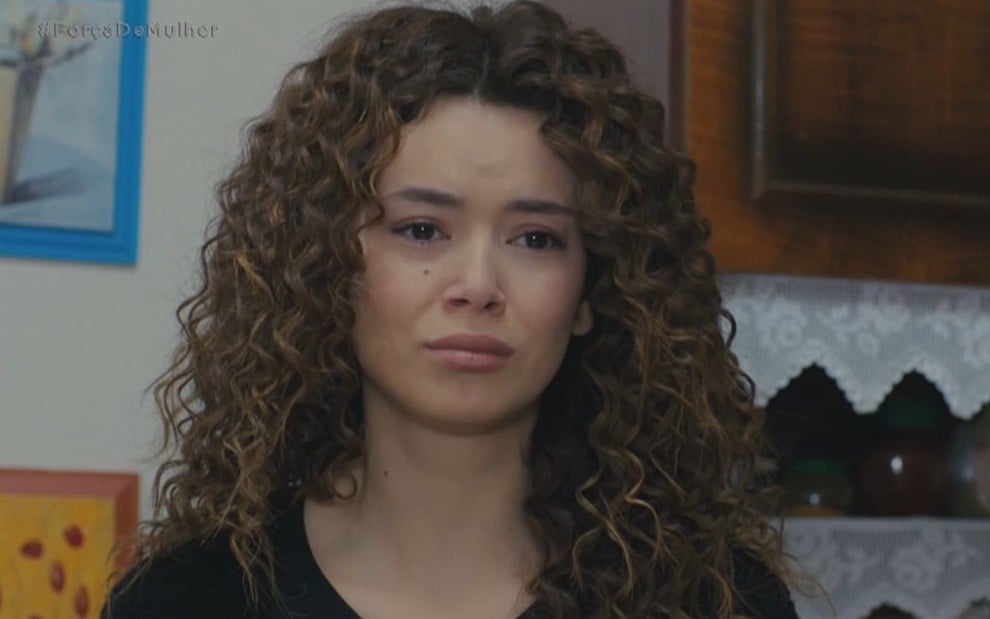 Sirin (Seray Kaya) em cena da novela Força de Mulher