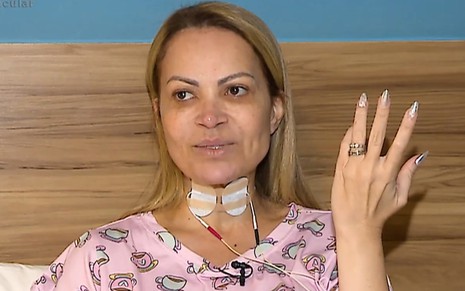 Solange Almeida está com dois curativos no pescoço e gesticula com as mãos