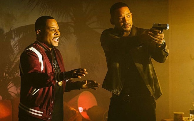 Martin Lawrence observa Will Smith, que aponta uma arma em cena do filme Bad Boys para Sempre