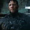 Tom Hardy está com os braços abertos e sendo tomado pela gosma gelatinosa preta do Venom