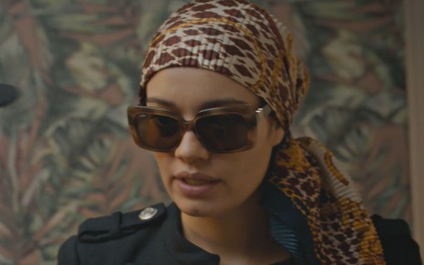 Sophie Charlotte usa óculos escuros e lenço na cabeça em cena como Maíra na novela Todas as Flores