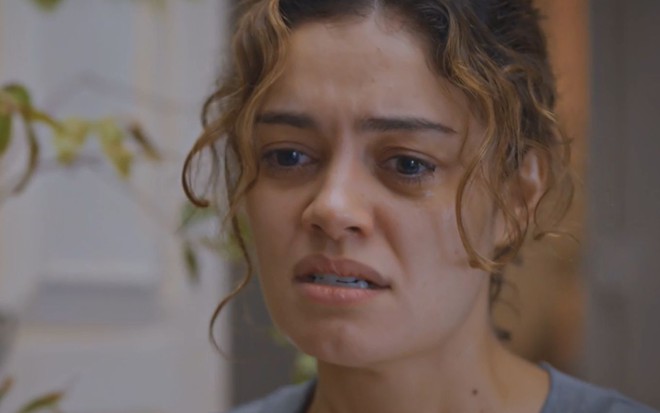 Sophie Charlotte com expressão de choro em cena como Maíra na novela Todas as Flores