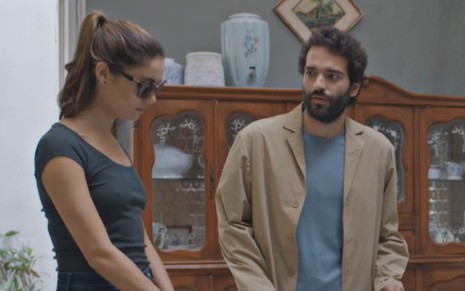 Maíra (Sophie Charlotte) evita olhar para Rafael (Humberto Carrão) em cena da novela Todas as Flores