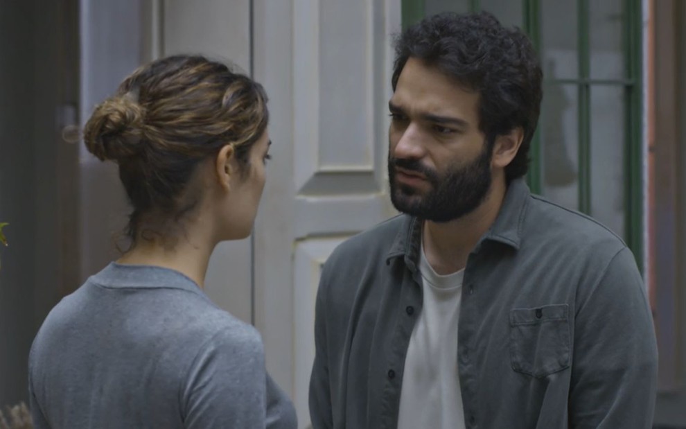 De costas na imagem, Maíra (Sophie Charlotte) conversa com Rafael (Humberto Carrão) em cena da novela Todas as Flores