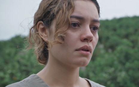 Sophie Charlotte com expressão séria em cena como Maíra na novela Todas as Flores
