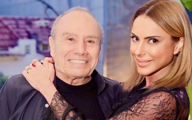 Stênio Garcia e Marilene Saade estão abraçados e sorridentes