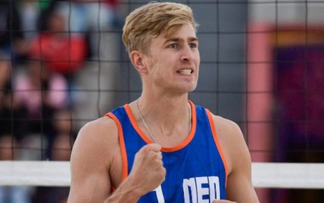 Steven van de Velde em partida de vôlei de praia