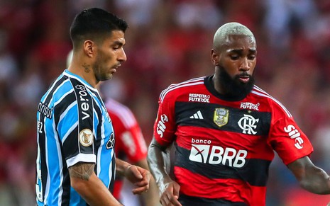 Luis Suárez e Gerson lado a lado no jogo entre Grêmio e Flamengo no primeiro turno do Brasileirão 2023