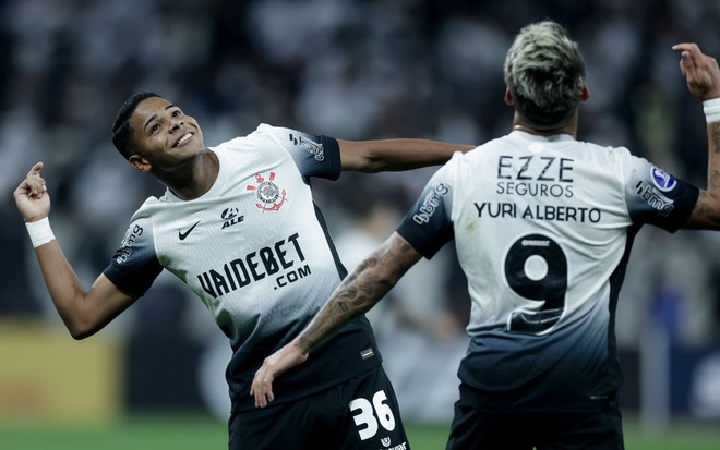 Wesley e Yuri Alberto comemoram gol na vitória do Corinthians pela Sul-Americana