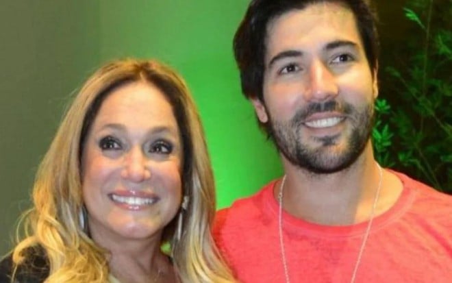 Susana Vieira e Sandro Pedroso sorriem lado a lado