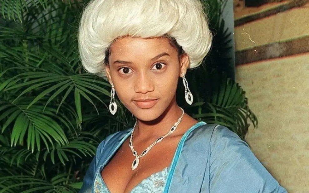 De peruca branca e roupa azul, Taís Araujo posa caracterizada como Xica da Silva
