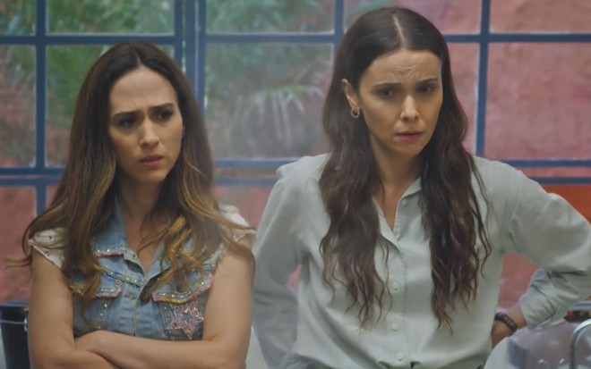 Anely (Tatá Werneck) e Lucinda (Débora Falabella) com expressões de preocupação em cena de Terra e Paixão