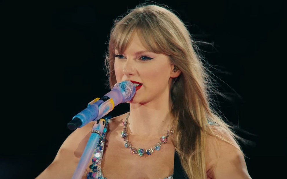 Taylor Swift fala em microfone em apresentação do The Eras Tour