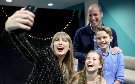 Taylor Swift tira selfie com príncipe William, George e Charlotte
