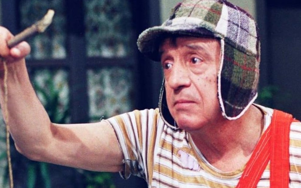 Roberto Gómez Bolaños tem expressão triste, caracterizado como Chaves