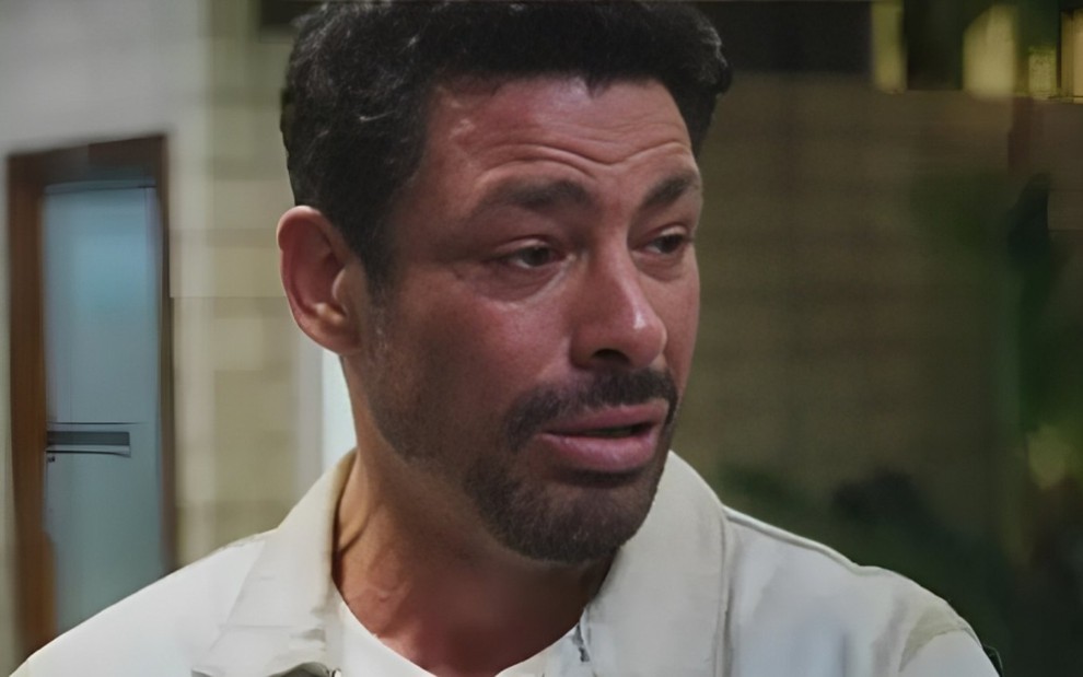 O ator Cauã Reymond com expressão de choro em cena de Terra e Paixão