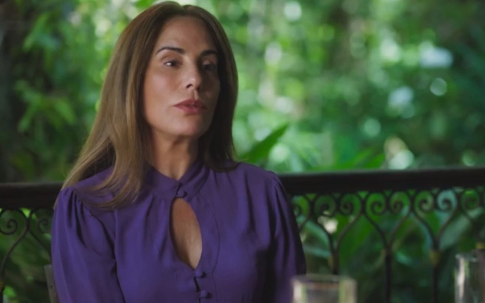 A atriz Gloria Pires em cena como Irene em Terra e Paixão, com expressão séria