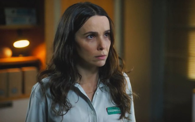 A atriz Débora Falabella com expressão séria em cena da novela Terra e Paixão
