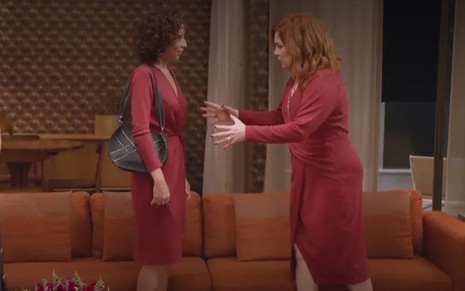 Adriana (Thalita Carauta) está em frente a Helena (Isabel Teixeira), que gesticula em cena de Elas por Elas