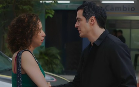 Adriana (Thalita Carauta) encara Jonas (Mateus Solano) em cena da novela Elas por Elas