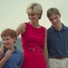 Elizabeth Debicki caracterizada como princesa Diana com William e Harry em cena da sexta temporada de The Crown