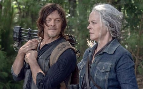 Norman Reedus olha para Melissa McBride em cena de The Walking Dead: ele está caracterizado como Daryl, e ela como Carol