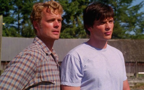 John Schneider e Tom Welling olham para o horizonte em cena de Smallville