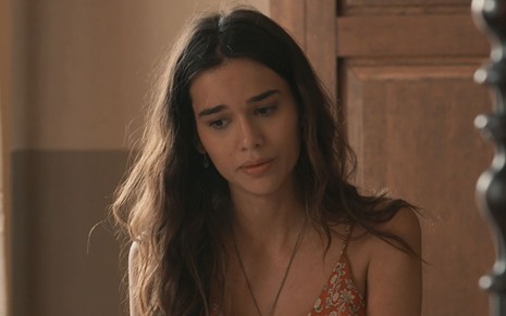 Theresa Fonseca com expressão de choro em cena como Mariana na novela Renascer