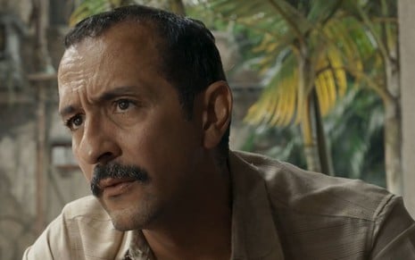 O ator Irandhir Santos em cena de Renascer, com expressão séria