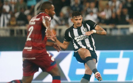 Tinga (de costas) marca Tiquinho Soares, que faz movimento de chutar a bola, em jogo Botafogo x Fortaleza