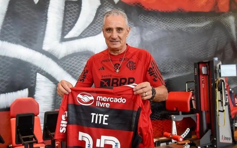 Tite exibe camisa do Flamengo com o nome dele em foto tirada no Ninho do Urubu