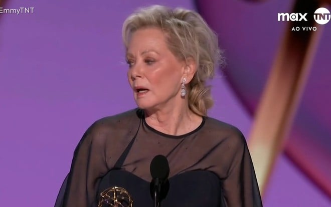 Jean Smart tem expressão de choque durante o Emmy 2024