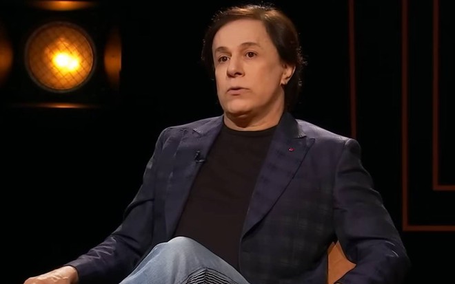 Foto de Tom Cavalcante durante entrevista