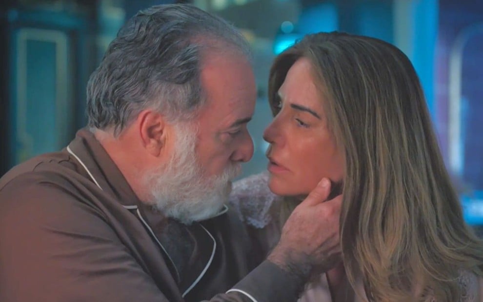 Antônio (Tony Ramos) e Irene (Gloria Pires) com rostos quase colados em cena da novela Terra e Paixão