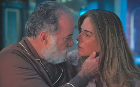 Antônio (Tony Ramos) e Irene (Gloria Pires) com rostos quase colados em cena da novela Terra e Paixão