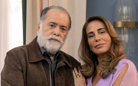 Tony Ramos e Gloria Pires estão lado a lado, caracterizados como seus personagens na novela Terra e Paixão