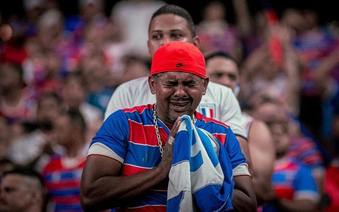 Torcedor do Fortaleza no jogo contra o Corinthians, ontem; ele parece estar rezando