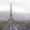 A Torre Eiffel e a cidade de Paris são tomadas por neblina e chuva