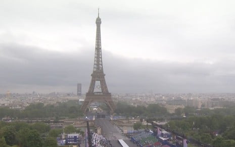 A Torre Eiffel e a cidade de Paris são tomadas por neblina e chuva