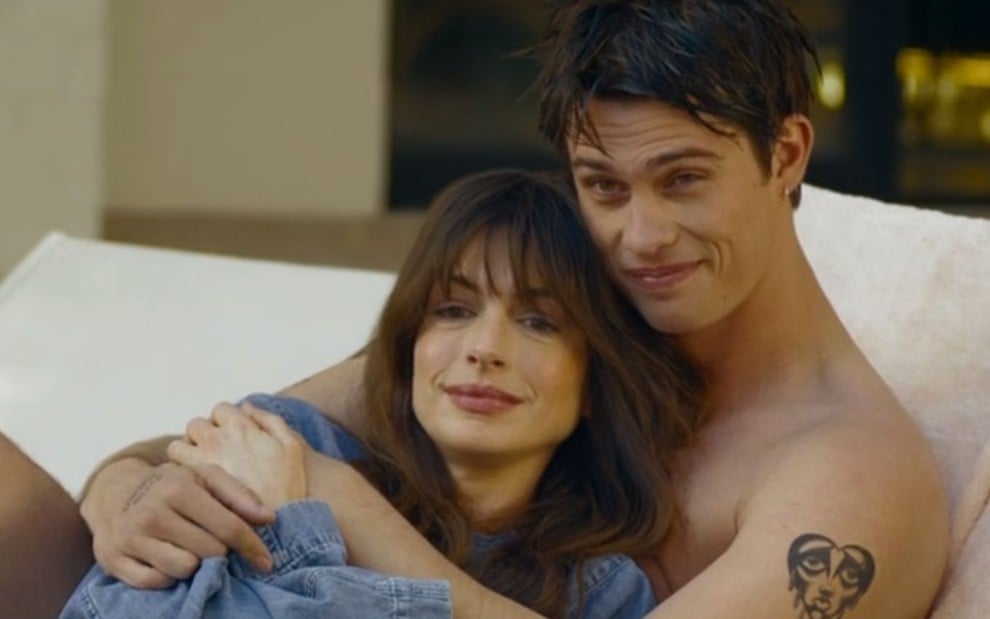 Solène (Anne Hathaway) e Hayes Campbell (Nicholas Galitzine) em Uma Ideia de Você, do Prime