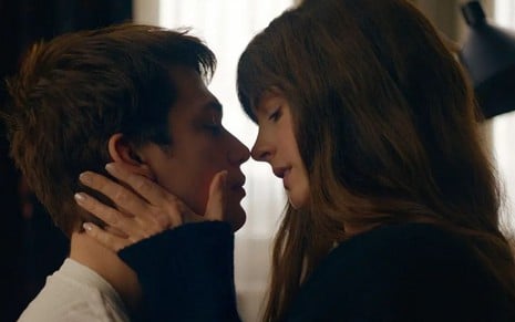 Hayes (Nicholas Galitzine) e Solène (Anne Hathaway) prestes a se beijarem em cena do filme Uma Ideia de Você (2024)