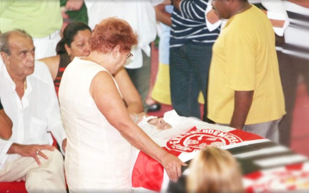 Imagem do velório do bicheiro Maninho, assassinado em 2004, na série documental Vale o Escrito, do Globoplay