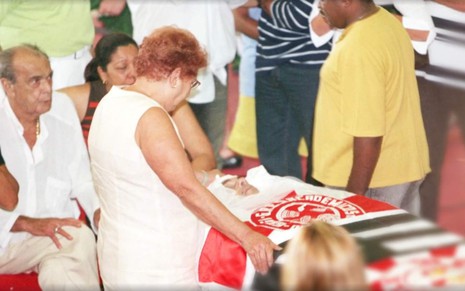 Imagem do velório do bicheiro Maninho, assassinado em 2004, na série documental Vale o Escrito, do Globoplay