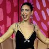 Valentina Bandeira posa sorridente no cenário do Beija Sapo, da MTV