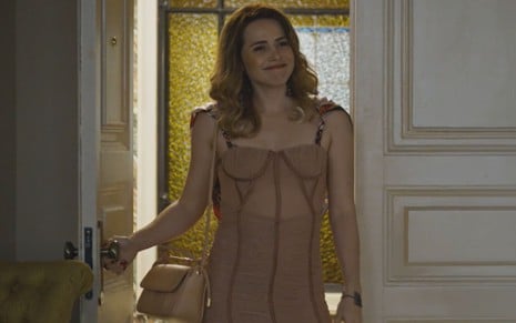 Letícia Colin usa roupa colada ao corpo e sorri com deboche em cena como Vanessa na novela Todas as Flores